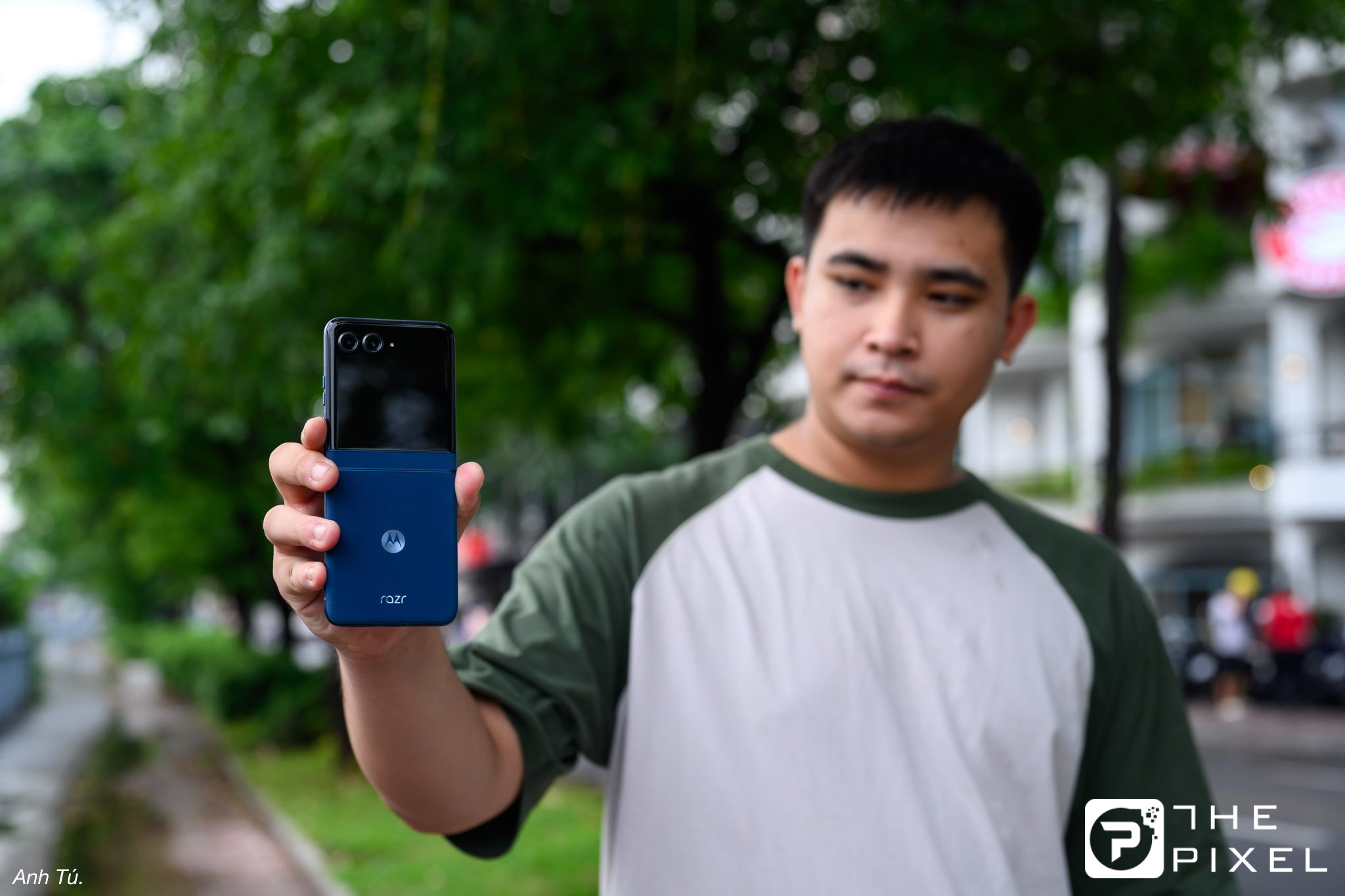 tinhte-tu-tren-tay-dien-thoai-motorola-razr-60-02.jpg