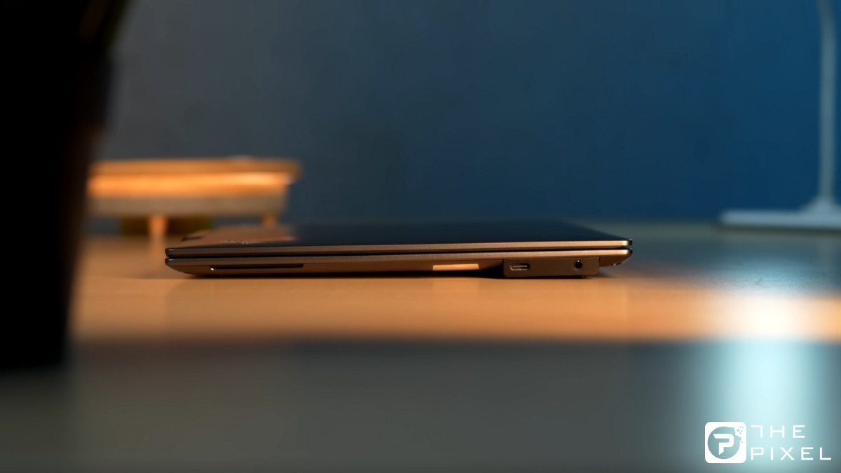 Đánh giá Lenovo ThinkPad X9 14 Aura Edition với giắc âm thanh 3,5 mm và thiết kế cổng dễ truy cập.